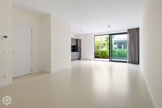 Op een uitstekende locatie te Mortsel bevindt zich dit kleinschalig project met slechts 5 eenheden. Duurzaamheid en kwaliteit worden gecombineerd met hoge plafonds en een ruimtelijk gevoel. Er is veel aandacht besteed aan <strong>kwaliteit, comfort en energie-efficiëntie</strong>. De appartementen zijn gerealiseerd volgens de meest recente energie- en isolatienormen en staan garant voor een duurzame en energiezuinige woonoplossing met een laag energieverbruik en een hoog wooncomfort. <br /><br />Bij het betreden van het gelijkvloersappartement wordt u verwelkomt in een ruime, lichtrijke woonkamer waar de open keuken naadloos aansluit in het geheel. Deze is voorzien van kwalitatieve toestellen. Aansluitend beschikt u over een ruim terras met zicht op de binnentuin waar u steeds in alle rust kan genieten van het mooie weer. Daarnaast beschikt u nog over een berging / wasplaats. Via de nachthal bereikt u de 2 slaapkamers en de badkamer, uitgerust met een inloopdouche en dubbel lavabomeubel. Het toilet is apart. <br />Ten slotte is er de binnentuin die zorgt voor een oase van rust wanneer u thuiskomt. Hier beschikt u over een extra berging die inbegrepen is in de prijs en is er nog een ruime fietsenstalling aanwezig. De parkeerplaats is bij aan te kopen aan €27.500<br /><br />Dankzij de kleinschaligheid van het project zijn de maandelijkse kosten beperkt en daarbovenop wordt het appartement verkocht onder registratierechten (<strong>2% of 12% bij investeerders in plaats van 21% BTW!</strong>). Dit appartement is meteen beschikbaar en kan onmiddellijk verhuurd worden om snel rendement te genereren.<br /><br />Dit is een uitstekende opportuniteit indien u opzoek bent naar een kwalitatief en energiezuinig appartement met terras te Mortsel. Contacteer ons voor meer informatie op 0480 66 14 77 of neem een kijkje op www.boonstravastgoed.be.<br /><br />Bijzonderheden:<br />- 2 slaapkamers<br />- Energiezuinig (label A+ = -16)<br />- Verkoop onder registratierechten (2% of 12%)