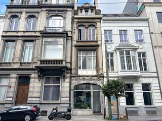 <h3><strong>🏪 TE KOOP – Verhuurde handelsruimte met rendement | Schaarbeek – Koninklijke Straat 330</strong></h3>
<p>📍 <strong>Koninklijke Straat 330, 1030 Schaarbeek</strong><br />🏷️ <strong>Vraagprijs: €210.000</strong><br />📐 <strong>±50 m² handelsruimte</strong> + <strong>opslagruimte in kelder</strong><br />📄 <strong>Enkel de muren te koop – geen overname van handelsactiviteit</strong><br />💰 <strong>Huidige huur: €1.250/maand</strong> → <strong>Bruto rendement ± 7,14 %</strong><br />🔌 Elektriciteit conform | 🚫 EPC: niet van toepassing (professioneel gebruik)<br />🛠️ Volledig gerenoveerd door huurder</p>
<hr />
<p>🔑 <strong>Ideale investering</strong>: verhuurd aan een betrouwbare cateringzaak, op een <strong>drukke en commerciële toplocatie</strong> tussen Kruidtuin en Dailly.</p>
<p>✨ <strong>Eigenschappen:</strong></p>
<ul>
<li>
<p>Handelsruimte van ±50 m²</p>
</li>
<li>
<p>Opslagkelder inbegrepen</p>
</li>
<li>
<p>Stabiele huurder (catering)</p>
</li>
<li>
<p>Onlangs gerenoveerd op kosten van de huurder</p>
</li>
<li>
<p>Lopend huurcontract: €1.250/maand</p>
</li>
<li>
<p>Elektriciteit conform</p>
</li>
<li>
<p>Geen renovatiewerken te voorzien</p>
</li>
<li>
<p><strong>Verkoop van het vastgoed</strong>, geen handelsfonds</p>
</li>
</ul>
<p>🌆 <strong>Zichtbare en goed bereikbare locatie</strong> – perfecte ligging voor lange termijn verhuur.</p>
<p>📞 Interesse? Contacteer Arthur Reynier – We Invest Brussel-Europa<br />👉 0479 94 92 71 | 📩 arthur.r@weinvest.be<br />🔍 Meer info op www.weinvest.be</p>