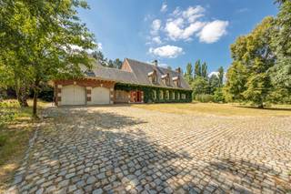 <p><strong><span>Uniek gelegen villa op ca. 3 hectare – een buitenkans voor paardenliefhebbers</span></strong></p>
<p><span>In een rustig doodlopend straatje te Sint-Job-in-'t-Goor bevindt zich deze karaktervolle, te renoveren villa op een uitzonderlijk perceel van ca. 3 hectare. Deze eigendom geniet van een </span><strong><span>uitzonderlijke privacy</span></strong><span>, omringd door groen en ver weg van alle drukte, terwijl het centrum met winkels, scholen en openbaar vervoer zich op wandelafstand bevindt. Bovendien liggen uitgestrekte bossen en natuurgebieden in de onmiddellijke omgeving.</span></p>
<p><span>Deze eigendom biedt een unieke opportuniteit voor paardenliefhebbers, hobbyruiters of wie op zoek is naar een exclusief domein met tal van mogelijkheden.</span></p>
<p><span>De villa beschikt op het gelijkvloers over een ruime inkomhal met vestiaire en gastentoilet, een lichtrijke en royale leefruimte, een keuken, een afzonderlijk bureau en een dubbele garage. Aansluitend bevinden zich twee paardenstallen en een praktische zadelkamer.</span></p>
<p><span>Op de verdieping geeft een ruime nachthal toegang tot vier volwaardige slaapkamers en een badkamer. Daarnaast beschikt de woning over een ruime zolder die bijkomende mogelijkheden biedt.</span></p>
<p><span>Buiten strekt zich een prachtig perceel van ca. 3 hectare uit, grotendeels ingericht als weide. Op het domein bevinden zich bovendien een koetshuis en drie bijkomende stallen, waardoor de eigendom perfect is uitgerust voor het houden van paarden of andere dieren.<br /><br /></span><span>Dankzij de combinatie van de </span><strong><span>uitzonderlijk rustige ligging</span></strong><span>, de </span><strong><span>grote privacy</span></strong><span>, het royale perceel en de bestaande paardeninfrastructuur vormt deze eigendom een unieke kans voor wie droomt van landelijk wonen in een groene omgeving, met alle voorzieningen binnen handbereik.</span></p>
<p><span>Een eigendom met enorm potentieel, klaar om volledig naar eigen smaak en wensen te worden gerenoveerd.<br /><br />EPC 817 kWh/m²jaar - Renovatieverplichting</span></p>
<p><span></span></p>