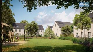 Tussen het groen en de gezellige dorpskern van Oostmalle ontvouwt zich een bijzonder woonproject: Warandehof.Op deze bevoorrechte plek, die veel van z’n landelijke eigenheid heeft bewaard, kom je straks thuis in een autoluwe omgeving met uitstekend wooncomfort.