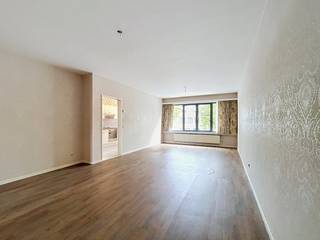 Indeling:<br />- inkomhal<br />- open leef- en eetkamer<br />- keuken<br />- berging met aansluiting wasmachine en droogkast<br />- badkamer met bad en badkamermeubel met lavabo<br />- apart toilet<br />- slaapkamer 1<br />- slaapkamer 2<br />- terras aan de achterzijde<br /><br />Extra troeven:<br />- gunstig EPC label B<br />- terras<br />- lage gemeenschappelijke kosten incl. water<br />- goede mobiscore: 8,7/10<br />- rustige buurt<br /><br />Optie tot het huren van een garagebox aan 100 euro per maand.<br /><br />Beschikbaar per 01/09/2026.<br /><br />De gemeenschappelijke kosten bedragen 105 euro per maand voor de kosten van de gemene delen, .<br /><br />Bent u geïnteresseerd in deze woning te huur in Wilrijk?<br />Aarzel dan niet om een bezoekaanvraag in te dienen via onze website via de daar voorziene rode balk.<br /><br />Wenst u uw eigendom ook te koop of te huur te stellen? We helpen u graag verder. Steeds tot uw dienst om u verder te helpen met al uw vragen over vastgoed.