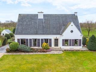 Deze statige villa in Wellen is gelegen op een uitzonderlijk perceel van maar liefst 3ha 79a 93ca met een aangename zuidoostelijke oriëntatie en...