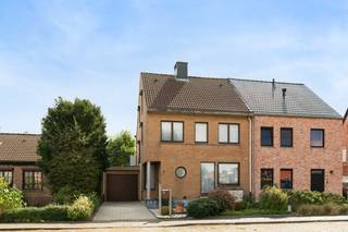 Deze instapklare, halfopen bebouwing is erg goed gelegen in een rustige, residentiële wijk, op een boogscheut van het centrum van Stabroek. Winkels, openbaar vervoer en scholen zijn allen in de directe omgeving te vinden. De woning beschikt over 16 zonnepanelen, wat bijdraagt aan een gunstig energielabel. Bovendien genieten deze zonnepanelen nog tot 2028 van groenestroomcertificaten, dewelke ongeveer nog €1.500 per jaar zullen opbrengen. Binnenkomen doet u hier via een aparte inkomhal met gastentoilet en hoekje voor vestiaire. De woonkamer is bijzonder ruim en kan genieten van heel wat lichtinval dankzij grote raampartijen. Een open haard zorgt op koudere dagen voor extra warmte en gezelligheid. Verder vindt u op het gelijkvloers nog een gerieflijke keuken, een berging en een inpandige garage. De kelder biedt heel wat extra bergruimte en leent zich uitstekend voor het stockeren van allerhande spullen. De trap in de inkomhal leidt naar de bovenverdieping, dewelke voorzien is van 3 volwaardige slaapkamers en een badkamer, uitgerust met een ligbad, douche, wastafel met meubel, toilet, infrarood-verwarming en een ingebouwd geluidssyteem. Via een vaste trap bereikt u verder nog de 2e verdieping, waar zich nog 2 slaapkamers en een berging bevinden. Het perceel heeft een totale oppervlakte van 307m². De netjes onderhouden tuin is dankzij een zuidelijke oriëntatie een zonovergoten plekje waar u heerlijk van de buitenlucht kan genieten. Het overdekte terras biedt bovendien extra schaduw en is de ideale plek om ook op warmere dagen aangenaam buiten te vertoeven. De inpandige garage biedt handig plek aan uw wagen. Echter is er ook op de oprit voldoende plek om een extra wagen kwijt te kunnen.