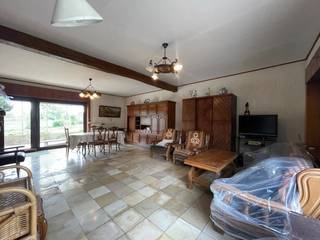 Vlieg mee over deze eigendom: https://www.youtube.com/watch?v=yPn7GZpvFZc<br /><br />KARAKTERVOLLE woning op een ROYAAL PERCEEL van 2154 m² biedt een zeldzame combinatie van RUST, RUIMTE en MOGELIJKHEDEN in het HART van de VLAAMSE ARDENNEN. Geniet van een ADEMENEMEND VERGEZICHT over het GOLVENDE LANDSCHAP, omringd door GROEN en NATUUR. De bestaande indeling omvat een INKOMHAL, LICHTRIJKE LEEFRUIMTE, KEUKEN, één SLAAPKAMER en een RUIME ZOLDER die eenvoudig kan worden ingericht als EXTRA SLAAPKAMERS of THUISKANTOOR. Een GROTE LOODS biedt extra troeven voor ZELFSTANDIGEN of HOBBYISTEN die nood hebben aan STOCKAGE of ATELIER. De UITGESTREKTE TUIN creëert een IDYLLISCH KADER voor wie houdt van BUITENLEVEN en PRIVACY. Dankzij de LANDELIJKE, DOCH VLOT BEREIKBARE LIGGING vormt deze eigendom de perfecte basis voor RENOVATIE of UITBREIDING tot een VOLWAARDIGE GEZINSWONING. Een IDEALE OPPORTUNITEIT voor wie droomt van WONEN IN DE NATUUR met POTENTIEEL BINNEN HANDBEREIK.<br /><br />Adres: Tenhoutestraat 7 te Maarkedal<br /><br />Renovatieplicht van toepassing; P-score: A, G-score: A