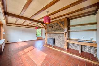 Ruime gelijkvloerse woning op een prachtig perceel van ca. 2.200 m² in een groene, rustige omgeving!
Op zoek naar rust, ruimte en potentieel? Deze degelijk gebouwde halfopen bebouwing uit 1979 beschikt over maar liefst ca. 193 m² woonoppervlakte, 3 slaapkamers, een ruime keuken een gezellige veranda en de woning is volledig onderkelderd met garage.
Achteraan geniet u van een prachtig vrij uitzicht op natuur en bos!
Dankzij de rustige ligging en het royale perceel is dit de ideale woning voor wie houdt van rust, ruimte en mogelijkheden. De woning is goed onderhouden maar biedt de kans om ze volledig naar eigen smaak te moderniseren.