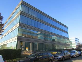 Modern offices for rent with lots of natural light. Restaurant available on site. Easily accessible by car and public transportation. Located at 2 minutes from the R0.<br /> <br /> Archives available: €60/m²/year<br /> Charges: €40/m²/year<br /> Taxes: €14/m²/year<br /> Parking OUT: €495/space/year<br /> Parking IN: €975/space/year