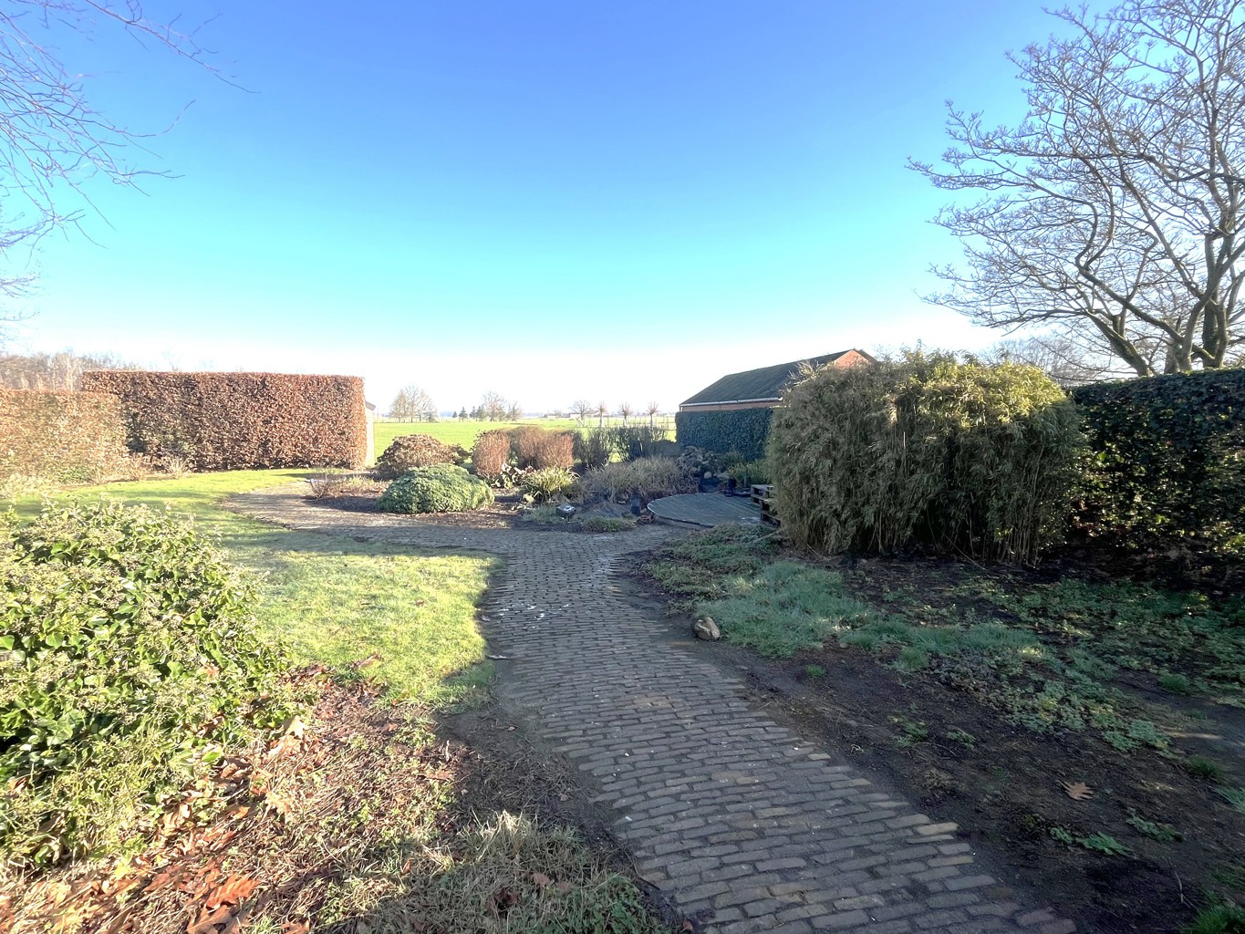 Vrijstaande gezinswoning met tuin en twee garage's - foto 3