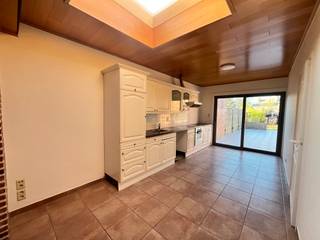 Deze woning is gelegen op een steenworp van scholen, Roeselare centrum, openbaar vervoer, supermarkten, snelwegen ...<br /><br />De woning omvat op de gelijkvloerse verdieping volgende indeling: inkom, ruime woonkamer, open keuken, badkamer, zonnige tuin met tuinhuis én uitweg!<br /><br />Op de eerste verdieping is volgende indeling aanwezig: 2 slaapkamers.<br /><br />Op de tweede verdieping is volgende indeling aanwezig: 1 slaapkamer (klaar op afwerken na én te bereiken met een vaste trap die zeer snel te installeren is).<br /><br />PLUSPUNTEN:<br />- CENTRALE LIGGING<br />- ZONNIGE TUIN<br />- UITWEG IN DE TUIN<br />- boiler volledig vernieuwd<br />- elektriciteit conform