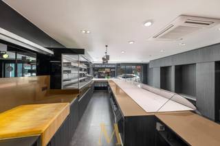 Deze eigendom is uitstekend gelegen in het centrum van Waregem, op een absolute toplocatie.Het pand bestaat uit een commerciële ruimte die volledig...