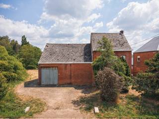 Voor meer info, inzage in de mogelijkheden op dit perceel of om een bezoek in te plannen, neem contact op via 016199345 of via pieter.maes@homixx.be.<br /><br />Bent u op zoek naar een renovatiewoning op een prachtig perceel in de regio van Aarschot? Dan is deze woning, gelegen op een perceel van ruim 1ha iets voor u! Enkele van de vele troeven: <br />- Gelegen op een toplocatie in Ramsel (tussen Aarschot en Herselt), maar dus ook vlakbij de E314 naar Leuven;<br />- Een woning met een schuur van 25 m², alsook twee stallingen van 36 m²;<br />- Prachtig weids zicht over de achterliggende groene omgeving;<br />- ...<br /><br />INDELING: <br />Gelijkvloers: inkomhal, ruime leefruimte met veranda, die een uitzicht biedt op het terras en de tuin, keuken, badkamer, wasplaats, schuur en stallingen. Verder is er nog een kelder. Buiten bevinden zich nog enkele bijgebouwen, alsook een gigantische weide, uiterst geschikt voor wie verzot is op tuinieren, graag in zijn/haar eigen bos wandelt of voor wie graag dieren houdt;<br />Verdieping 1: twee ruime slaapkamers, alsook een derde kamer die kan dienen als berging/kinderkamer;<br />Verdieping 2: via een vaste trap bereikt u de zolder, waar - mits de nodige renovatiewerken - ruimte is voor het maken van een grote derde slaapkamer. <br /><br />De woning valt onder de renovatieplicht om binnen de 6 jaar een EPC- label D te bekomen.<br /><br />Kan u niet wachten om deze woning te bezoeken? Plan dan snel uw bezoek in!