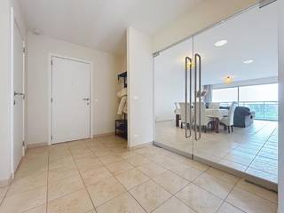 Uniek gelegen appartement, bestaande uit een ruime inkomhal met afzonderlijk toilet, vestiaire en was/bergplaats, een ruime, lichtrijke leefruimte...