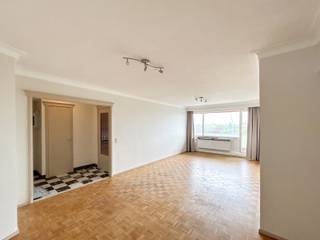 <p>Gunstig en centraal gelegen 2 slaapkamer appartement met ruim terras en privé kelderberging. Gelegen in de stadsrand op de negende verdieping van Residentie Riverside. EPC: B!!<br /><br />Indeling: Inkomhal met berging/vestiaire, aparte keuken met kookvuur, badkamer en diepvries, ruime leefruimte, 2 slaapkamers, badkamer met douche, lavabomeubel en aansluiting voor wasmachine en droogkast, apart toilet, berging met ingebouwde kast. Tevens beschikt dit appartement over een langgerekt terras over de volledig breedte (+- 15 m²) met panaromasich uitzicht. Er hoort ook een privékelder bij het appartement.<br /><br />Er is een grote parking aan de ingang van het gebouw (mag gebruikt worden door middel van een bewonerskaart), verkeerstechnisch goed gelegen op een boogscheut van o.a. warenhuizen, E40/314 en tevens op wandelafstand van Leuven-centrum. <br /><br />Het appartement is momenteel verhuurd tot 31 december 2027 aan 900 EUR per maand (niet opzegbaar). Ideaal als investering of iemand die op termijn op zoek is naar iets voor zichzelf / sturende kinderen. Wenst u graag een bezoek? Bel Anne-Leen 0495/138.111.</p>