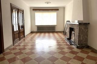 In de rustige Ambiorixstraat net buiten het stadscentrum, vind je deze woning op een perceel van 7a 80ca.<br />De inrit biedt plaats voor enkele auto's met doorrit naar de grote garage.<br /><br />INDELING: <br />x inkomhal met trap naar de verdieping: <br />x ruime woonkamer met goede lichtinval; <br />x aparte eetruimte; <br />x achtergelegen keuken; <br />x apart toilet; <br />x gezellige veranda met airco.<br /><br />Op de verdieping: <br />x 3 slaapkamers; <br />x badkamer.<br />x ruime zolder.<br /><br />Achter de woning een mooi terras en grote tuinberging.<br />Verder een diepe tuin.<br /><br />Momenteel wordt de woning nog leeggemaakt zodat er geen foto's van de binnenzijde beschikbaar zijn.<br /><br />INTERESSE? Maak dan telefonisch een afspraak voor bezichtiging op het nummer 012 23 00 23 of mail uw vragen aan roland@immo-leroi.be.