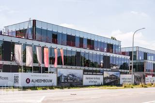 Nieuw te bouwen kantoorgebouw "<strong>Twin Offices</strong>" met zichtbaarheid vanaf de Steenweg en met uitzonderlijke architectuur. Strategisch gelegen op slechts 10 minuten rijden van de E17 (Gent/Antwerpen) en met een uitstekende bereikbaarheid via het openbaar vervoer.<br /><br />De stijlvolle nieuwbouwkantoren zullen ontworpen worden met oog voor detail, <strong>high-end</strong> afwerking en met de nieuwste technieken, een<strong> ideale investering</strong>. Bovendien kunt u genieten van een overvloed aan natuurlijk licht en alle hedendaagse comfort omringt in een groene sfeervolle omgeving. Tevens zullen er zeer ruimte parkeermogelijkheden worden voorzien met laadpalen. Andere oppervlaktes zijn bespreekbaar.<br /><br />Aarzel niet om contact op te nemen met Simon voor bijkomende inlichtingen, gedetailleerde plannen of een vrijblijvend plaatsbezoek via 09 225 09 02.