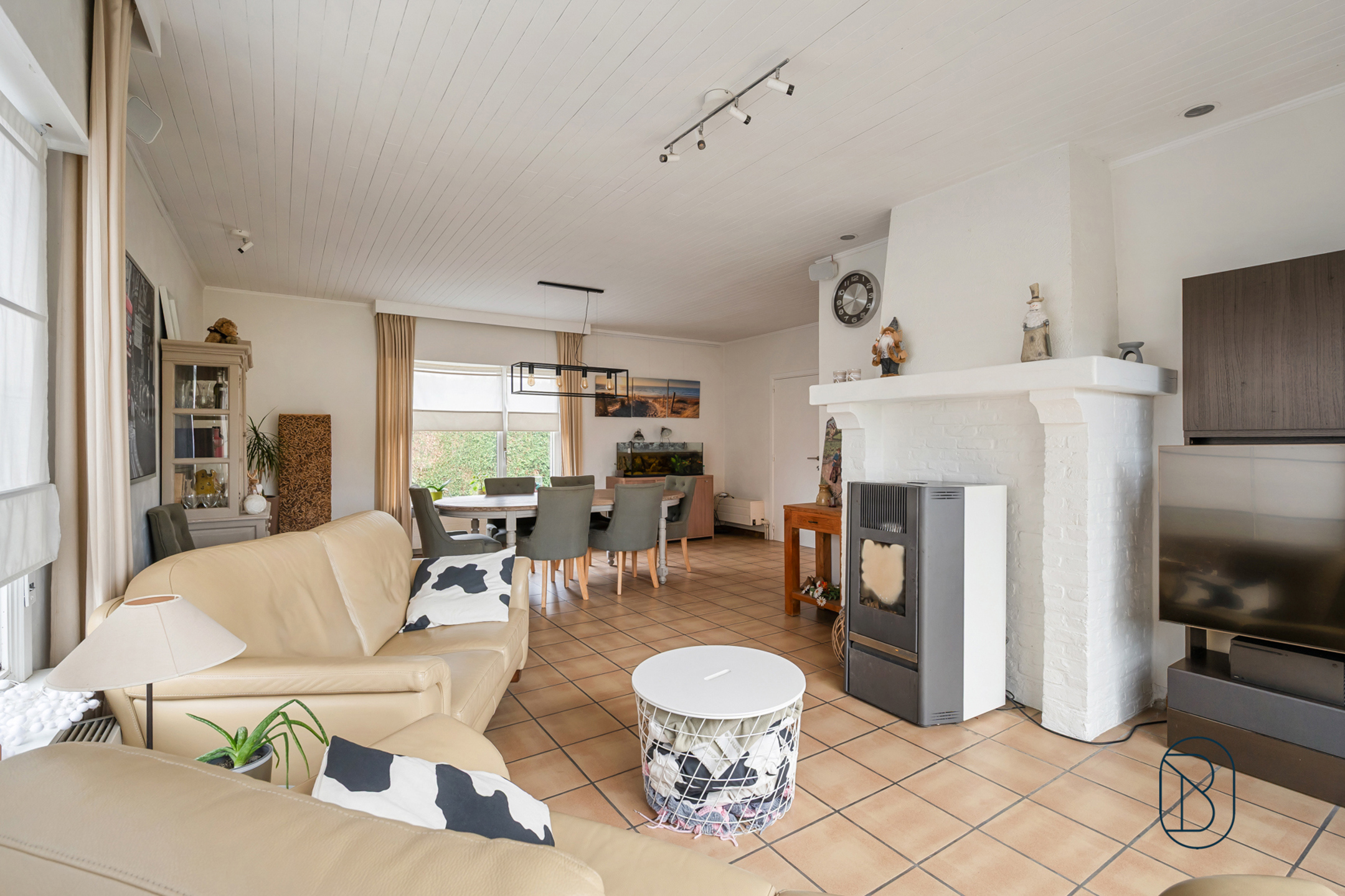 Gelijkvloerse open bebouwing met extra praktijk.  - foto 4