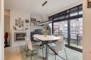 In de Jaak Van Buggenhoutlaan te Koksijde, die onlangs volledig heraangelegd werd, vinden we dit instapklare en gemeubelde duplex appartement (118m²) te koop. Het appartement werd volledig gerenoveerd in 2021 en beschikt over verschillende op maat gemaakte kasten, 2 slaapkamers en 2 badkamers. Zeer centraal gelegen, op wandelafstand van winkels, openbaar vervoer, horeca én het strand. Er is een gemeenschappelijke fietsenberging aanwezig in het gebouw. INDELING> Derde verdieping:- Inkomhal met vestiairekast onder de trap;- Lichtrijke leefruimte met gashaard en toegang tot het terras;- Volledig uitgeruste keuken voorzien van inductie kookplaat, dampkap, koelkast, diepvries, stoom- en bakoven, microgolf, vaatwasmachine en dubbele spoelbak;- Badkamer met inloopdouche, wasmeubel en op maat gemaakte kast voor wasmachine en droogkast;- Ruime praktische berging in het appartement;- Afzonderlijk toilet;> Vierde verdieping:- Ruime slaapkamer (1) met ensuite dressingruimte;- Slaapkamer (2) in gebruik als bureauruimte met zetelbed;- Badkamer met douche, toilet en wasmeubel;Extra troeven:- Private kelderberging inbegrepen in de prijs;- Ruime gemeenschappelijke fietsenberging in het gebouw;Algemeen:- EPC C (268 kWh/m²);- Gemeubelde verkoop;- Volledig gerenoveerd in 2021;- Lift vernieuwd in 2023;Op zoek naar een comfortabel, goed gelegen appartement voor vaste bewoning of tweede verblijf in Koksijde? Contacteer Dewaele Koksijde op 058 330 600 voor een bezoek!