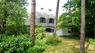 Stijlvolle villa gelegen in residentiele straat op 20 are (+ mogelijkheid bij aankopen naastgelegen bouwgrond van 15 are).<br />Gunstig gelegen op 1 km van scholen Atheneum en golfdomein. <br />Omvat: bergkelder - inkomhal, wc, ruime living van 60m², ruime volledig ingerichte keuken met eethoek 19m², dubbele garage, bureel, 4 slaapkamers (21m² - 18m² - 17m² - 12,5m²), 2 bad-of douchekamers, 2de wc, ruime bergzolder.<br />Zeer goede staat van onderhoud - bouwjaar 1977. <br />CV met mazout - condenserende verwarmingsketel.<br />EPC 343 kwh/m² - energielabel D - UC3883178RES1. Ki 2.657 euro<br />Totale vloeroppervlakte: 275m² + kelder + bergzolder.<br />Stedenbouwkundige info: woonpark (= residentieel woongebied) - vergunning uitgereikt - verkavelingsvergunning - geen voorkooprecht ruimtelijke ordening - geen rechterlijke herstelmaatregel of bestuurlijke maatregel opgelegd - geen maatregelen in het Vlaams Handhavingsplatform.<br />Niet overstromingsgevoelig - gebouwscore A - perceelscore A.
