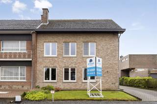 <p><span><strong>TE KOOP: Ruime halfopen bebouwing met 3 slaapkamers op 6a in Rijkel!</strong></span></p><p><span>Via de inkomhal betreedt u deze gezellige woning. De ruime en lichtrijke woonkamer beschikt over een ingemaakte bureau, ideaal voor thuiswerk of hobbyruimte. Aansluitend bevindt zich de keuken met gezellige ontbijthoek. Verder is er een praktische achterbouw en een wasplaats met ingebouwde kasten. Ook een apart toilet is aanwezig op het gelijkvloers. Op de eerste verdieping bevinden zich drie volwaardige slaapkamers en een badkamer met douche en dubbele lavabo. Voor extra comfort werd deze verdieping voorzien van airconditioning. De woning beschikt over een verzorgde voor- en achtertuin die met veel zorg werd aangelegd en onderhouden.</span></p><p><span><strong>Ligging:</strong></span></p><p><span>Een rustige, landelijke ligging in Haspengouw, vlak bij Borgloon en Sint-Truiden, met veel natuur en toeristische fiets- en wandelroutes. De woning geniet van een aangename en rustige ligging langs de Oude Truierbaan, met een open zicht op het omliggende landschap. Dankzij de centrale ligging zijn zowel het centrum van Borgloon als Sint-Truiden vlot bereikbaar, waar u tal van winkels, scholen, horeca en andere voorzieningen terugvindt.</span></p><p><span><strong>Indeling:</strong></span></p><p><span>Gelijkvloers: Inkomhal, toilet, woonkamer met ingemaakte bureau, keuken met ontbijthoek, achterbouw, wasplaats met inbouwkasten.</span></p><p><span>Verdiep: 3 slaapkamers, badkamer met douche en dubbele lavabo.</span></p><p><span>Zolder: Zolderverdiep voor extra opslagruimte.</span></p><p><span>Tuin: Zowel de voor- en achtertuin zijn aangelegd en zeer goed onderhouden, bijkomend is er een ruime garage en tuinhuis.</span></p><p><span><strong>Troeven: </strong></span><br /><span>- Zeer goed onderhouden!</span><br /><span>- Rustige en groene omgeving!</span><br /><span>- Achterbouw met zonnewering!</span></p><p><span>- 3 ruime slaapkamers!</span></p><p><span>- Airco voorzien op het verdiep!</span></p><p><span>- Zonnepanelen aanwezig!</span></p><p><span><strong>EPC: 159 kWh/m² met certificaatnummer 20260309-0003819974-RES-1</strong></span></p><p><span><strong>Stedenbouwkundige info: woongebied met landelijk karakter – bouwvergunning – geen voorkooprecht – geen dagvaarding - verkavelingsvoorschriften</strong></span></p><p><span><strong>O-peil: niet overstromingsgevoelig</strong></span><br /><span><strong>P-score: D</strong></span><br /><span><strong>G-score: A</strong></span><br /><span><strong>*Bron bewoonbare oppervlakte EPC</strong></span></p>