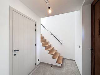 Net buiten het centrum van Boezinge, op een 7-tal minuten rijden van Ieper, vinden we deze prachtige nieuwbouwwoning terug. Opgericht in een moderne-landelijke stijl is deze halfopen bebouwing volledig afgewerkt en energetisch perfect in orde.Indeling:* Gelijkvloers 0:- inkomhal- apart toilet- ruimte, lichtrijke leefruimte met open keuken uitgerust met een keramische kookplaat met dampkap en spoelbak- aansluitende berging/wasplaats met zij-toegang* Verdieping +1:- nachthal- 3 slaapkamers (15, 16 &amp; 17 m²)- ruime badkamer met dubbele inbouwlavabo en inloopdouche* Verdieping +2:- slaapkamer (18 m²)- zolder/bureau-/polyvalente ruimte* Buittenniveau- voortuin- oprit- carport- zuidwest-gerichte tuin met verzichten- tuinberging=&gt; EPC-label A=&gt; Onmiddellijk beschikbaar