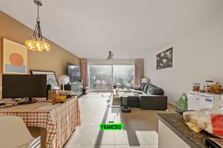 Dit ruim en modern tweeslaapkamerappartement bevindt zich pal in het centrum van Oostende. In de omgeving heeft u al het moois wat Oostende te bieden heeft, gaande van winkels tot horeca en uiteraard ook de zee en het strand. <br /><br />Het appartement geniet een aangename lichtinval doorheen de dag. De ruime leefkamer vloeit naadloos over van de leefhoek naar de eetruimte en open keuken. Deze is functioneel uitgerust met een kookeiland, moderne apparatuur en kastruimte. <br /><br />Aan de achterzijde van het appartement zijn er twee volwaardige slaapkamers. De badkamer is uitgerust met een dubbele lavabo en bad/douchecombinatie. Het toilet is apart. Hier aan de achterkant is er tevens een riant overdekt terras. <br /><br />Tevens heeft het appartement een handige berging. <br /><br />Tot slot is er nog de mogelijkheid tot aankoop van een garagebox (prijs: € 65.000)<br /><br />Het appartement is op heden verhuurd aan een vaste bewoner, waardoor het tevens een interessante investering vormt. (actuele huurprijs: € 974,80 / maand + kosten). <br /><br />Bent u op zoek naar een verblijf aan zee of een interessante investering? <br /><br />Aarzel niet en neem contact op voor meer info of een afspraak! <br /><br />