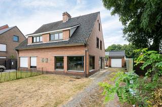 <p>Deze instapklare, gerenoveerde woning (2021) is gelegen op een uitstekende locatie in Mariakerke, met een vlotte verbinding naar Gent, winkels, scholen, openbaar vervoer en belangrijke invalswegen. <br /><br />Bij het betreden van de woning kom je binnen in de ruime inkomhal, die toegang biedt tot de lichtrijke leefruimte en de bovenverdieping. De gezellige woonkamer sluit naadloos aan op de open, volledig uitgeruste keuken, vanwaar je een mooi zicht hebt op de tuin.<br /><br />Op de eerste verdieping bevinden zich een ruime slaapkamer en een grote badkamer, uitgerust met zowel een ligbad als een aparte douche. Via een vaste trap bereik je de zolderverdieping, waar een tweede volwaardige slaapkamer is ingericht.<br /><br />Achteraan geniet je van een aangename tuin met terras. Daarnaast beschikt de woning over een vrijstaande garage met plaats voor een ruime wagen en extra bergruimte. De grote oprit biedt bovendien parkeergelegenheid voor meerdere wagens.<br /><br />Troeven:</p>
<ul>
<li>Instapklaar en gerenoveerd in 2021</li>
<li>geen renovatieplicht</li>
<li>Conforme elektrische keuring</li>
<li>Ruime oprit en vrijstaande garage</li>
<li>Uitstekende ligging nabij winkels, scholen, openbaar vervoer en Gent</li>
</ul>
<p><br />Vrij bij akte. <br /><br />Bel Top Vastgoed voor een bezoek op 0475 700 700.</p>