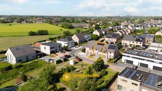 Bent u op zoek naar een moderne woning in Wachtebeke, waar comfort, ruimte en energiezuinigheid hand in hand gaan? Dan is deze woning een bezoekje waard!<br />Met <strong>4 slaapkamers </strong>biedt deze woning  voldoende plaats voor een gezin, thuisbureau of hobbyruimte.<br /><br />Dankzij het gunstig <strong>energielabel A</strong> geniet u van een bijzonder laag energieverbruik. De combinatie vloerverwarming op de benedenverdieping, uitstekende isolatie en de zonnepanelen zorgen voor een duurzame investering.<br />De woning werd steeds met de <strong>grootste zorg onderhouden en verkeert in uitstekende staat</strong>. Buiten vindt u een gezellig en onderhoudsvriendelijk tuintje waar u heerlijk kunt ontspannen of genieten van gezellige momenten met vrienden en familie.<br />Gelegen in een rustige en<strong> aantrekkelijke woonwijk in Wachtebeke.</strong><br /><br />Troeven:<br />Bouwjaar 2019 // EPC-label A // 4 slaapkamers // vloerverwarming (op de benedenverdieping) &amp; zonnepanelen // instapklaar en uitstekend onderhouden // gezellige tuin // rustige en gegeerde ligging<br /><br />Bel 0492/97.47.00 of mail nathalie@immomamo.be.<br /><strong>Let op: op voorhand verwittigen is verplicht.</strong>