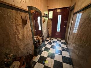 Te renoveren, ruime woning met mogelijkheden, 4 à 5 slaapkamers, garage, zonnige tuin en achteruitweg via de Luc Van Lindenlaan,  centraal...