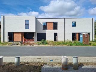 Energieneutrale gesloten bebouwing met garage en 4 slaapkamers<br /><br />Lot 6 is een gesloten bebouwing in de moderne stijl. <span>Deze woning ligt in een nieuw woonproject zonder doorgaand verkeer. Op fietsafstand van het station van Lichtervelde, vlotte verbinding naar Torhout en Roeselare en nabij de oprit van de E403. De woningen in deze verkaveling worden aangeboden met ingerichte badkamer, bevloering en ingerichte keuken. </span><br /><br /><span>GELIJKVLOERS inkom, wc, ruime living met open keuken, garage met berging.<br />EERSTE VERDIEPING: 4 ruime slpks, badkamer ingericht met ligbad, inloopdouche en badkamermeubel met dubbele lavabo, aparte wc en technische ruimte.</span><br />Deze woning staat ruwbouw-winddicht momenteel en kan tamelijk snel instapklaar gemaakt worden. <br /><br /><span>Energiezuinige woning (E - 21) door doorgedreven isolatiepakket, ventilatiesysteem D, zonnepanelen, vloerverwarming en warmtepomp. Extra troeven. Leuke tuin, grenzend aan groenzone. <br />Prijs excl. btw en kosten.<br />Download de brochure op https://durabrik.immo/lichtervelde-leysafortstraat <br />Bij Durabrik ben je zeker van een vaste prijs. Geen budgettaire verrassingen dus tijdens je bouwtraject.<br />Heb je vragen? Contacteer dan je bouwadviseur Vincent Sohier op 0475/98.89.02. of mail naar vincent.sohier@durabrik.be<br /><br />Bezoek onze kijkwoning in Roeselare.<br />*Beelden en oppervlaktes zijn indicatief.</span>