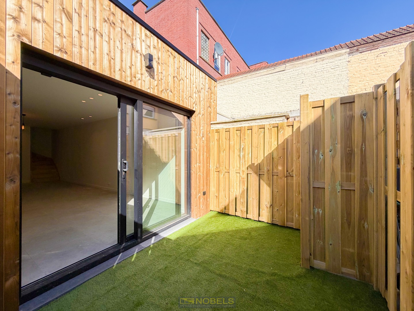 Te koop, Volledig gerenoveerde en energiezuinige stadswoning met koer te Ronse! - foto 3