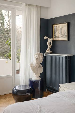 MATCHED: kevin@wellimmo.net voor meer info! De videotour, het grondplan, het gunstig EPC (B), het blanco asbestattest + elektrische keuring kan u alvast downloaden via de Wellimmo-site (‘documenten’)<br /><br />Instapklaar appartement van ca. 150 m² + terras 10m² op een groene toplocatie in Antwerpen-Centrum, pal aan het Albertpark.<br />Aan de voor- én achterzijde kijk je uit op groen, wat zorgt voor rust, veel licht en een heerlijk open gevoel, midden in de stad.<br />Het appartement ligt op de eerste verdieping en is gemakkelijk bereikbaar via de trap alsook via een conforme lift. De huidige eigenaar moderniseerde het appartement maar koos bewust voor het behoud van authentieke, uitgepuurde elementen. Dat maakt het geheel tijdloos en coherent, met het comfort en de beleving van een echte woning.<br /><br />De indeling is ruim en logisch. De riante leefruimte van ca. 50 m² op originele eiken visgraatparket kijkt mooi uit op het park en nodigt uit om te leven, te ontvangen en te genieten.<br /><br />De keuken met eetgelegenheid sluit mooi aan bij de leefruimte en versterkt het huiselijke karakter. Ze is uitgerust met kwaliteitstoestellen en originele elementen zoals het granito werkblad, de Bruynzeel keuken, en de originele tegelvloer werden  behouden om de charme van het appartement te bewaren.<br /><br />In de inkomhal vind je een vestiaire en een apart toilet. Via de nachthal kom je eerst langs een (derde) slaapkamer, ook ideaal als bureau of hobbyruimte. Verderop ligt de sfeervolle badkamer (ca. 6 m²) afgewerkt in prachtig natuursteen, met wastafel, ligbad en genoeg ruimte voor het plaatsen van een tweede toilet of douche.<br />Achteraan zijn er nog twee ruime slaapkamers, allebei met ingemaakte kasten, automatische rolluiken en toegang tot het zonnige terras van 8 m² waarop men rustig van de zon kan genieten. En dan komt de echte stadsbonus: vanop het terras waarop heb je via een trap rechtstreekse toegang tot de gemeenschappelijke parktuin, een zeldzame luxe. Een handige kelderberging is inbegrepen, fietsenberging kan gehuurd worden aan 15€/maand. Parking kan u huren via de stad Antwerpen in 'buurtparking Provinciehuis'.<br /><br />Een zeldzame combinatie van ruimte, groen en een echt woninggevoel op een absolute topligging in Antwerpen-Centrum.<br /><br />Voor meer info of een afspraak: 03/225.00.68 of info@wellimmo.net<br /><br /> 