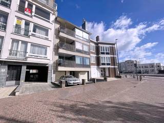 Dit moderne appartement te huur, op slechts 200 meter van het strand, combineert comfort, ruimte en praktisch wonen. Ideaal voor wie dichtbij de zee wil wonen en toch van alle gemakken voorzien wil zijn.Het appartement omvat:-Ruime inkomhal-Lichte leefruimte-Open keuken voorzien van toestellen.-Groot overdekt terras -Twee slaapkamers -Badkamer met douche, lavabo en aansluiting voor wasmachine-Apart toilet.-Extra berging beneden en gedeelde tuin voor opslag en ontspanning.-Dubbele garagebox met privé autostaanplaats voor het gebouw.Energiezuinig comfort dankzij aanwezige warmtepompen.Extra optie: appartement kan gemeubeld gehuurd worden, instapklaar voor wie direct wil genieten.Locatie: Slechts 200 meter van het strand, dichtbij winkels, openbaar vervoer en recreatiemogelijkheden. Dit appartement is perfect voor gezinnen, koppels of professionals die wonen aan zee combineren met modern comfort.Ben je geïnteresseerd in dit pand te huur in Oostende?Ga naar de website www.dewaele.com, klik op het pand dat je wenst te huren. Via de rode knop "vraag je bezoek aan" vragen we u kort een profiel in te vullen. Daarna nemen we contact op voor een bezoek. Telefonisch kunnen er geen afspraken gemaakt worden.