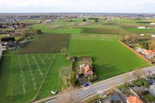 Volledig te renoveren of her op te bouwen open bebouwing op 1.325 m² met perceelbreedte van circa 25 meter, gelegen op een uitzonderlijke locatie...
