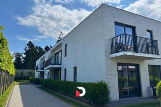 Ruim en modern 1-slaapkamer appartement rustig gelegen op het gelijkvloers en omringd door groen. Het appartement heeft een lichtrijke leefruimte...