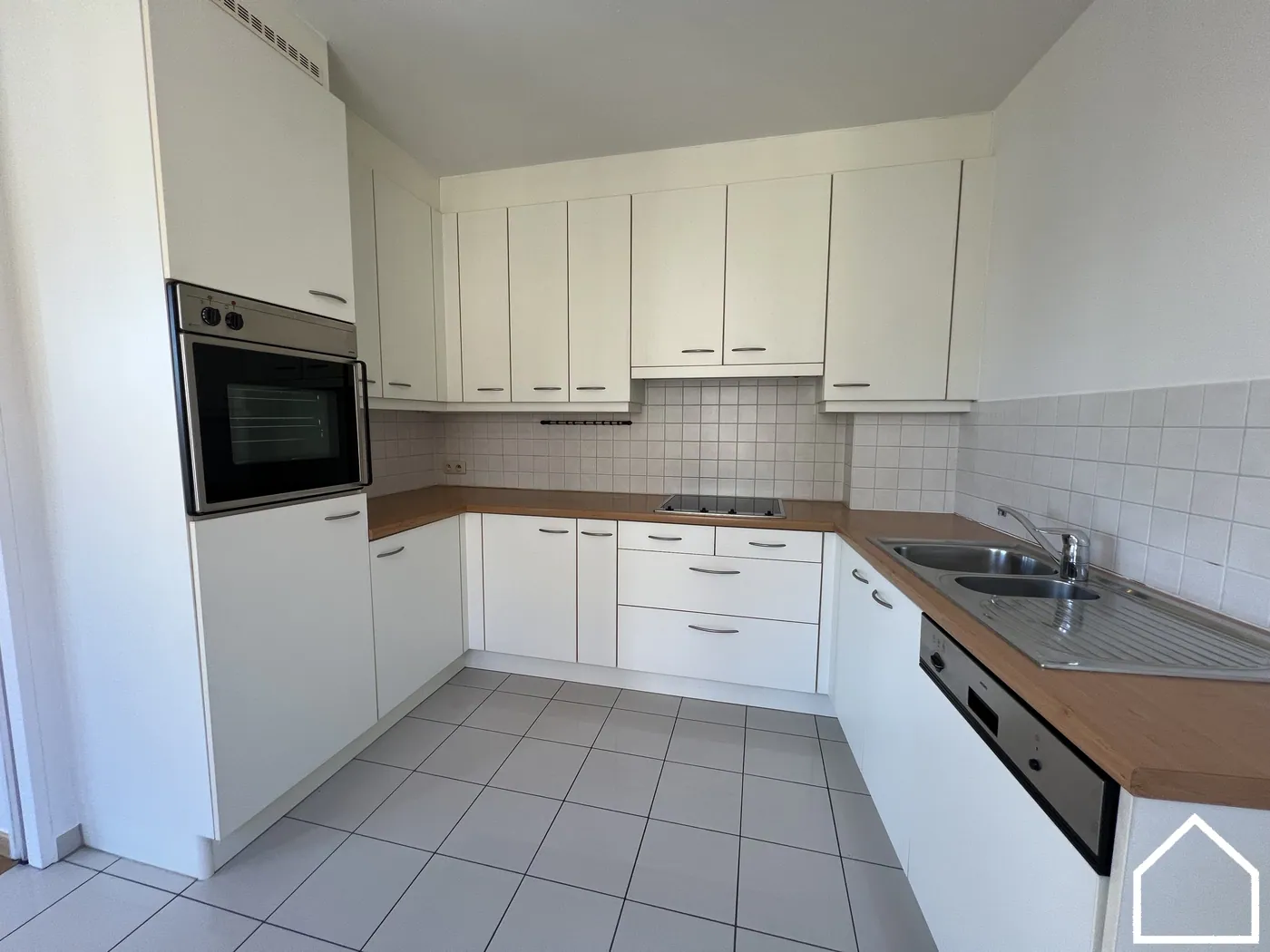 APPARTEMENT TE HUUR MET 2 SLAAPKAMERS EN TERRAS IN HET CENTRUM VAN IEPER - foto 5