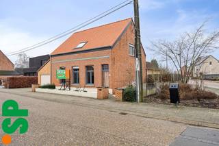 <p>Een charmante woning in het centrum van Vorselaar met behoud van authentieke elementen.<br /><br />Indeling: inkomhal met behoud van authenticiteit, grote leef-/ eetruimte met aansluitend de vernieuwde keuken en toegang tot de kelder, een bureauruimte dat perfect kan dienen als bijkomende slaapkamer/ speelkamer of hobbyruimte en een ruime badkamer van alle comfort (bad, douche, toilet).<br />Op de eerste verdieping treffen we nog drie ruime slaapkamers, een berging en een toilet.<br />Ten slotte beschikt de woning nog over een zolder, een inpandige garage en een sierlijke tuin met achteraan een bijkomende poort/ autostaanplaats.<br /><br />Extra troeven:<br />- Hoofddak en dak van de garage is volledig geïsoleerd en vernieuwd<br />- Warmtepompboiler<br />- Rolluiken aan de voorzijde<br />- Elektriciteit conform<br />- Asbestveilig<br /><br />Wenst u meer info of een bezoek aan deze charmante woonst? Contacteer IMMO SP op het nummer 014/51.95.00 of via caro@immosp.be</p>