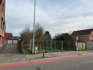 <span>Bouwgrond voor halfopen bebouwing, met oppervlakte van 704 m².</span><br /><span>Goed gelegen, in het centrum van Vosselaar. </span><br /><br /><span>Voor deze bouwgrond zijn geen specifieke verkavelingsvoorschriften van toepassing.</span><br /><br /><span>- Bouwbreedte: 8.07m</span><br /><span>- Bouwdiepte: 17m</span><br /><span>- Maximum bouwzone: 138 m²<br /><br /></span>