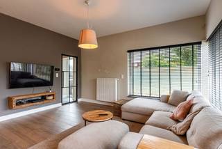 <p>Deze instapklare, gerenoveerde woning (2021) is gelegen op een uitstekende locatie in Mariakerke, met een vlotte verbinding naar Gent, winkels, scholen, openbaar vervoer en belangrijke invalswegen. <br /><br />Bij het betreden van de woning kom je binnen in de ruime inkomhal, die toegang biedt tot de lichtrijke leefruimte en de bovenverdieping. De gezellige woonkamer sluit naadloos aan op de open, volledig uitgeruste keuken, vanwaar je een mooi zicht hebt op de tuin.<br /><br />Op de eerste verdieping bevinden zich een ruime slaapkamer en een grote badkamer, uitgerust met zowel een ligbad als een aparte douche. Via een vaste trap bereik je de zolderverdieping, waar een tweede volwaardige slaapkamer is ingericht.<br /><br />Achteraan geniet je van een aangename tuin met terras. Daarnaast beschikt de woning over een vrijstaande garage met plaats voor een ruime wagen en extra bergruimte. De grote oprit biedt bovendien parkeergelegenheid voor meerdere wagens.<br /><br />Troeven:</p>
<ul>
<li>Instapklaar en gerenoveerd in 2021</li>
<li>geen renovatieplicht</li>
<li>Conforme elektrische keuring</li>
<li>Ruime oprit en vrijstaande garage</li>
<li>Uitstekende ligging nabij winkels, scholen, openbaar vervoer en Gent</li>
</ul>
<p><br />Vrij bij akte. <br /><br />Bel Top Vastgoed voor een bezoek op 0475 700 700.</p>