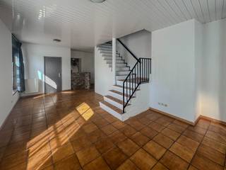 Deze woning bevindt zich op een boogscheut van de Grote Markt en bestaat uit:GELIJKVLOERS:Leefruimte - ngerichte keuken bevat onder andere een...