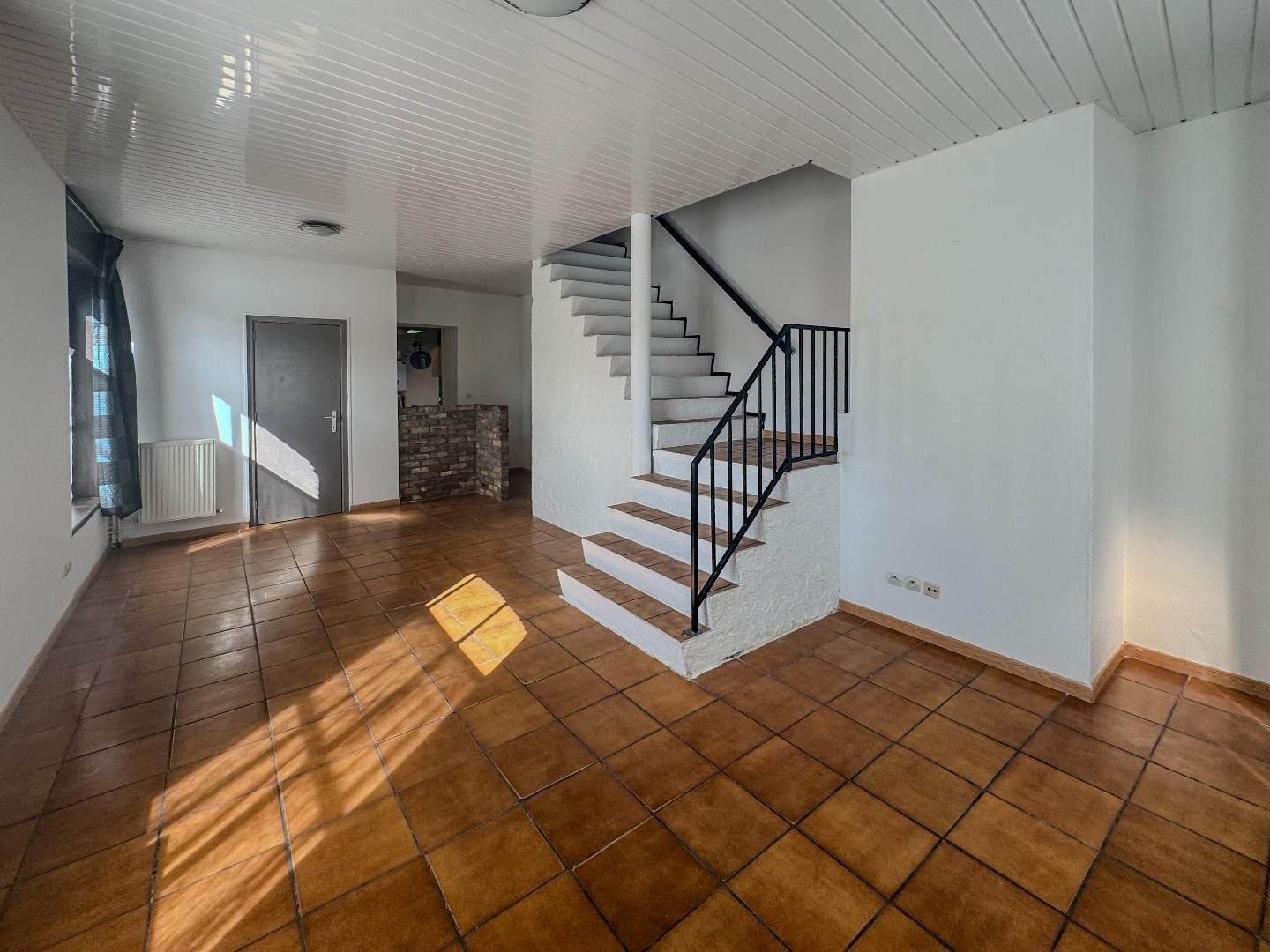 Hoekwoning met 2 slaapkamers en koertje. - foto 2