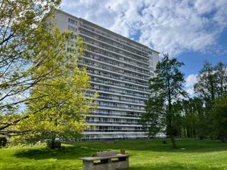 Au 14e étage se trouve cet appartement bien entretenu, comprenant deux chambres et deux terrasses, d'où vous profiterez d'une vue dégagée et...