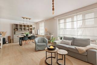 Dit appartement bevindt zich op de eerste verdieping van een kleinschalig gebouw op een centrale locatie in Putte-Kapellen.<br /><br />Het appartement werd goed onderhouden en heeft een gunstig EPC label B.<br /><br />We komen binnen in de inkom die is voorzien van een gastentoilet met handenwasser.<br /><br />De open leefruimte is voorzien van airconditioning en heeft veel lichtinval. De leefruimte is ingedeeld in een gezellige zithoek en een eetkamer op travertin vloer. Aansluitend komen we in de keuken, die is ingericht met een kookplaat, oven, koelkast, vaatwasser, spoelbak en voldoende kastruimte.<br /><br />De badkamer is voorzien van een inloopdouche en een badkamermeubel met dubbele lavabo.<br /><br />Tegenover de badkamer bevindt zich de praktische berging met aansluitingen voor wasmachine en droogkast.<br /><br />Ten slotte vinden we twee slaapkamers, die uitgeven op een ruim terras.<br /><br />Het appartement komt met een afgesloten garagebox achteraan het gebouw, welke is inbegrepen in de vraagprijs.<br /><br />Het appartement is gelegen aan de Klinkaardstraat in Putte-Kapellen.<br /><br />Een centrale locatie met alle voorzieningen zoals winkels, scholen en openbaar vervoer in de directe nabijheid.<br /><br />Een extra troef voor gezinnen met kinderen is de poort achteraan het gebouw, die rechtstreeks toegang biedt tot de achterliggende buurt met scholen en een speeltuin. Zo bevinden deze voorzieningen zich vlakbij en is de omgeving bijzonder kindvriendelijk.