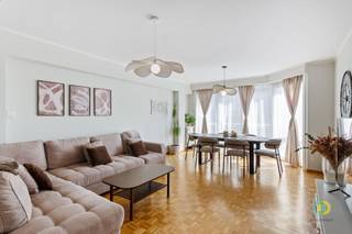 <p><span>Neder-Over-Heembeek: Gerenoveerd appartement gelegen op de tweede verdieping van een gebouw met lift. De leefruimte is praktisch ingedeeld en geniet van een aangename lichtinval dankzij de grote ramen. </span></p><p><span>De hoogwaardige parketvloer draagt bij aan de warme en uitnodigende sfeer van de ruimte. De vernieuwde keuken combineert functionaliteit met stijl, voorzien van moderne kasten en een ontbijthoek.<br />Het appartement beschikt over twee slaapkamers (13m² & 10,50m²). Beide kamers geven toegang tot het terras gelegen aan de achterkant van het gebouw. Ook de badkamer werd volledig vernieuwd en is voorzien van een inloopdouche, een lavabo op meubel en een toilet. Er is tevens een tweede apart toilet in de inkomhal.</span></p><p><span>Dit appartement bevindt zich in een keurig onderhouden gebouw, ideaal gelegen nabij lokale winkels, restaurants en openbaar vervoer, waardoor de stad binnen handbereik ligt en toch een rustig toevluchtsoord biedt.</span></p><p><span>Mis de kans niet om van dit charmante appartement uw nieuwe thuis te maken.<br />Provisie lasten: 255€/maand (gemeenschappelijke kosten, privatief waterverbruik en verwarming)</span></p><p><span> </span></p>