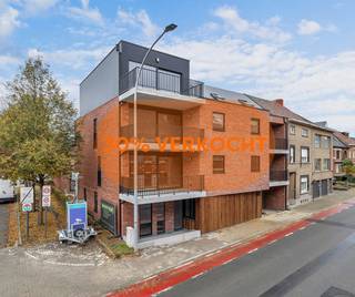 <p>Voor meer info of een bezoek, bel 054 69 39 37 - Op een <strong>toplocatie </strong>in Ninove bevinden zich deze zeven volledig afgewerkte<strong> nieuwbouwappartementen. Scholen, winkels, openbaar vervoer en het centrum van Ninove zijn in de korte nabijheid. </strong></p>
<p>Binnen dit project zijn er twee studio's aanwezig, één gelijkvloers appartement, twee appartementen op de eerste én twee op de tweede verdieping. Alle appartementen omvatten een ruime leefruimte met open keuken, praktische bergruimte, apart toilet, ruime badkamer en één of twee slaapkamers. Tevens beschikt ieder appartement over een zeer ruim terras waarbij er onmiddellijke connectie is met de leefruimte, waardoor we enorm <strong>lichtrijke eet- en leefruimtes</strong> creëren! <strong>Er kunnen 2 garageboxen en 9 autostaanplaats(en) aangekocht worden. </strong>De<strong> </strong>bouwplannen of verdere informatie kan verkregen worden op kantoor.</p>
<p><strong>De appartementen worden volledig afgewerkt - Warmtepomp - Zonnepanelen - Toplocatie!</strong></p>
<p><strong>*Prijs vermeld in de advertentie betreft prijs excl. BTW en kosten.</strong></p>
<p><strong>Mogelijkheid tot aankoop aan 6% BTW!</strong></p>