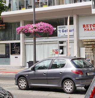 De Merodelei is een drukke straat. Het Merodecenter ligt wat dieper zodat er hier een terrasmogelijkheid ontstaat. Ideaal om iets te serveren op...