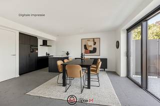 <h1><span>Dit ruime appartement is gelegen in de Burgemeester Bollenstraat in Hasselt</span></h1>
In een rustige straat in het centrum van Hasselt ontdek je dit instapklare appartement te koop, waar hedendaags wonen en energiezuinigheid samenkomen. De ideale plek voor wie op zoek is naar een comfortabele thuis of een slimme investering, vlak bij winkels, horeca, parken en openbaar vervoer.<br /><br />Het appartement is goed ingedeeld en combineert ruimte, licht en afwerking. De open leefruimte is aangenaam licht en sluit mooi aan op een uitgeruste open keuken, voorzien van kwalitatieve toestellen en moderne materialen. Je geniet van twee slaapkamers met parketvloer, een strakke badkamer met douche en lavabo, een apart gastentoilet en overal vloerverwarming voor extra comfort. Buiten is er een privéterras.<br /><br />Dankzij een warmtepomp, zonnepanelen en uitstekende isolatie behaalt dit appartement een EPC A-score, wat zorgt voor lage verbruikskosten.<br /><br /><strong>Wat is er INBEGREPEN?</strong>

<ul>
	<li>Gemeenschappelijke fietsenberging</li>
	<li>De studio is professioneel geschilderd ter waarde van € 7.000</li>
	<li>Verlichting werd reeds geïnstalleerd ter waarde van € 1.500</li>
</ul>
<strong>Zin om deze studio van dichtbij te ontdekken?</strong><br />Mail carine@optie-m.be of bel haar op 0478 41 58 70. Ze maakt graag tijd voor jou!<br /><br />Wens je graag een gratis en vrijblijvende schatting van je woning? Contacteer ons gerust voor een afspraak.<br /><br />VG - WG -  GMO - GVKR - GVV