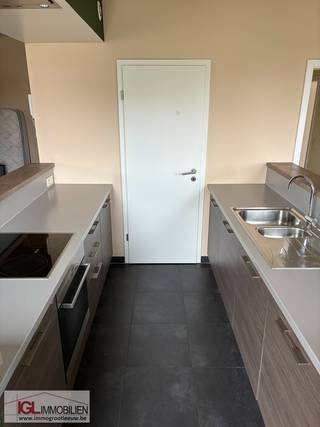 Cet appartement récemment rénové et magnifiquement aménagé est situé au premier étage d'un immeuble récent avec ascenseur. Grâce à son...