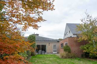 Deze instapklare bungalow biedt comfortabel wonen op een centrale en toch rustige locatie. De woning beschikt over drie slaapkamers, een gezellige tuin en een praktische garage met automatische poort. De oprit biedt bovendien rechtstreekse toegang tot de tuin.<br /><br />De lichtrijke leefruimte en keuken kijken uit op de tuin en creëren een aangename verbinding tussen binnen en buiten. Via de ruime inkomhal heb je toegang tot de drie slaapkamers, de vernieuwde badkamer en het technische lokaal.<br /><br />De badkamer werd volledig gerenoveerd en is uitgerust met een toilet, inloopdouche, dubbele lavabo en moderne spiegel. De woning beschikt over een nieuwe hoogrendements-gasketel, een vernieuwde elektriciteitsinstallatie, dubbel glas, rolluiken en elektrische zonnewering aan de achterzijde.<br /><br />Boven de woning bevindt zich een ruime, geïsoleerde zolder die momenteel gebruikt wordt als opslagruimte, maar nog heel wat potentieel biedt voor extra mogelijkheden.<br /><br />Kortom, een lichtrijke en goed onderhouden woning met een gunstig EPC – beslist een bezoek waard!<br /><br />Uit de hand te koop, geen immo.