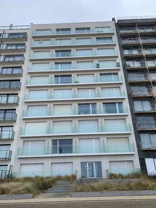 Dit knus appartement heeft prachtig frontaal zeezicht vooraan en wijd uitzicht op polders achteraan.<br />Inkom met ruime vestiaire, woonkamer met open keuken en terras, apart toilet, badkamer met bad, 1 slaapkamer met terras.<br />Lift en fietsenberging in het gebouw.<br />Vrij per 01/07/2026.<br />Maandelijkse huurprijs: 750 EUR.