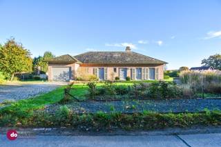 Charming, spacious family home near the center of Haacht Discover this charming and solid home that perfectly combines space, cosiness and potential...