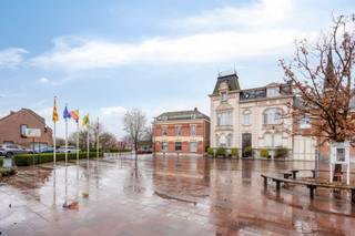 <p><span>Karaktervol renovatiepand met authentieke gevel en tal van mogelijkheden in Heffen.</span></p><p><span>In het centrum van Heffen bevindt zich dit opvallende renovatiepand met een unieke, authentieke gevel en een uitstraling vol karakter. Deze eigendom biedt een zeldzame kans voor wie op zoek is naar ruimte, charme en een pand met toekomstpotentieel.</span></p><p><span>Met een bewoonbare oppervlakte van ca. 311 m² beschikt het gebouw over royale volumes en een veelzijdige indeling. Hierdoor leent het pand zich perfect voor uiteenlopende invullingen.<br />De centrale ligging in Heffen vormt een extra meerwaarde, met een vlotte verbinding naar zowel de E19 als de A12. Bovendien is het dorp volop in ontwikkeling, wat deze locatie nog aantrekkelijker maakt.</span></p><p><span>Troeven:</span></p><ul><li><span>Authentieke gevel met unieke uitstraling .</span></li><li><span>Ca. 311 m² bewoonbare oppervlakte .</span></li><li><span>Grote volumes met veel potentieel .</span></li><li><span>Geschikt voor diverse bestemmingen .</span></li><li><span>Centrale ligging met goede bereikbaarheid .</span></li><li><span>Mogelijkheid om een buitenruimte te creëren .<br /><br /></span></li></ul><p><span>Renovatieverplichting van toepassing.<br />Voor dit pand geldt de renovatieverplichting voor residentiële gebouwen. Kopers dienen rekening te houden met de geldende regelgeving inzake energetische renovatie.</span></p>